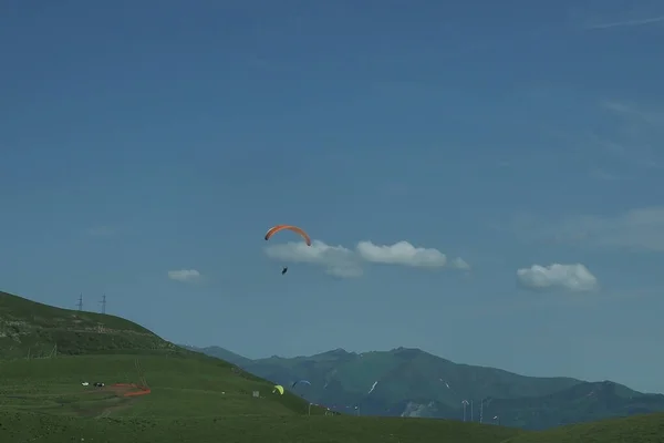 Gleitschirm Fliegt Sommertagen Über Die Berge — Stockfoto