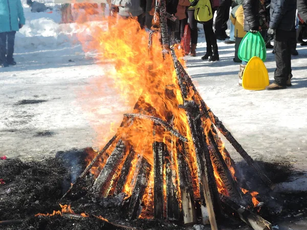 Effigies Ardientes Maslenitsa Paja Fuego Tradicional Fiesta Nacional Dedicada Acercarse — Foto de Stock