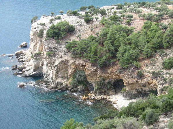 Wild strand op Thassos. prachtig landschap met uitzicht op Sora en de rotskust — Stockfoto