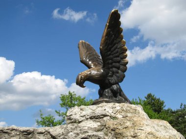 Pyatigorsk 'taki Kartal' ın bronz heykeli. Yılan tutan kartal, Pyatigorsk şehrinin bir sembolüdür.