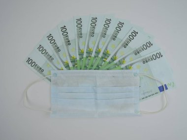 Avrupa 'da koronavirüsün yayılması konsepti. Tıbbi maske 100 Euro 'dan fazla.