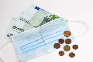 Avrupa 'da koronavirüsün yayılması konsepti. Beyaz arka planda 100 Euro 'nun üzerinde tıbbi maske.
