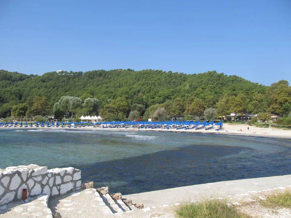 그리스의 타소스 - 2014 년 9 월 9 일: 아름다운 대리석 해변, 타소스의 해변에서 관광객들이 즐거운 여름날을 보내고 있다 — 스톡 사진