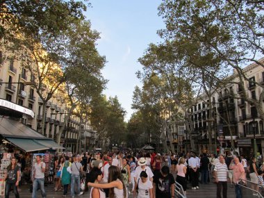 Barselona, İspanya 'daki ünlü La Rambla sokağı. Her gün binlerce insan bu popüler yaya bölgesinden 1.2 kilometre uzunluğunda geçiyor..
