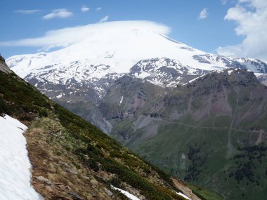 Güzel bir dağ manzarası. Avrupa 'nın en yüksek zirvesi Elbrus Dağı' dır.