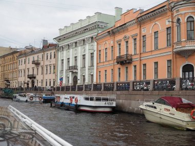 Moika Nehri kıyısındaki eski evlerin manzarası, St. Petersburg, Rusya.