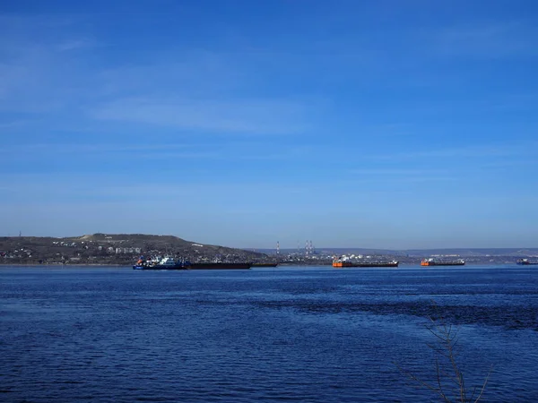 サラトフ近くのヴォルガ川沿いの道路には貨物船が立っている — ストック写真