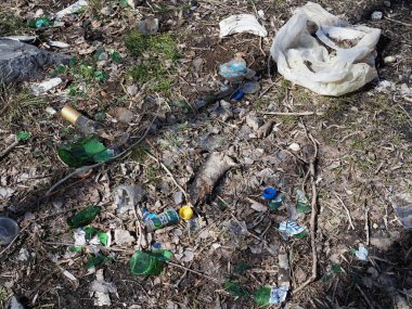 Nehir kıyısındaki çöp yığını. Çevre kirliliği kavramı.