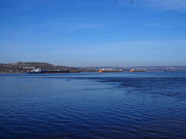 Kargo gemileri Saratov yakınlarındaki Volga Nehri 'ndeki yol kenarında duruyor..