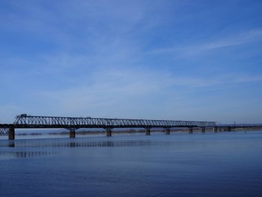 Nehrin üzerindeki demiryolu köprüsü. Güneşli bahar günü