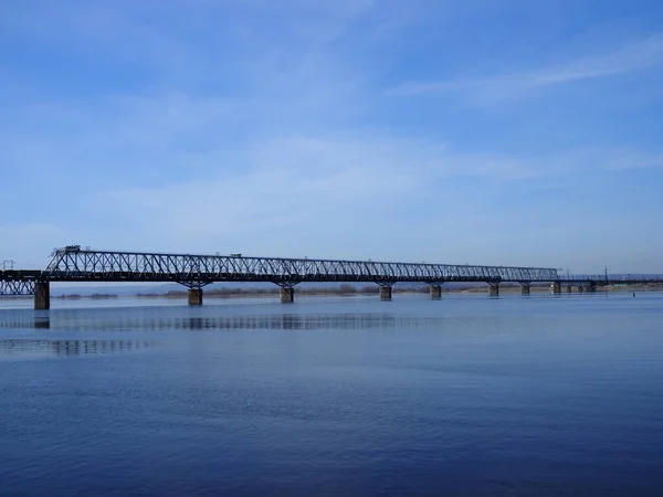 Järnvägsbron Över Floden Solig Vårdag — Stockfoto