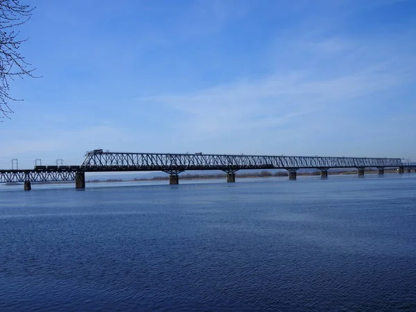 Pont Ferroviaire Sur Rivière Jour Printemps Ensoleillé — Photo