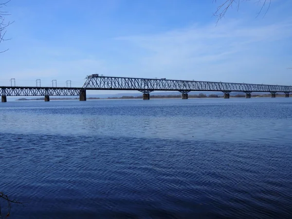 Железнодорожный Мост Через Реку Солнечный День Весны — стоковое фото