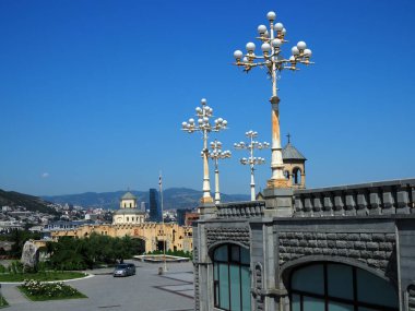 Gürcistan Ortodoks Kilisesi 'nin ana Katedrali olan Tiflis Kutsal Üçlü Katedrali' nin kapısı.