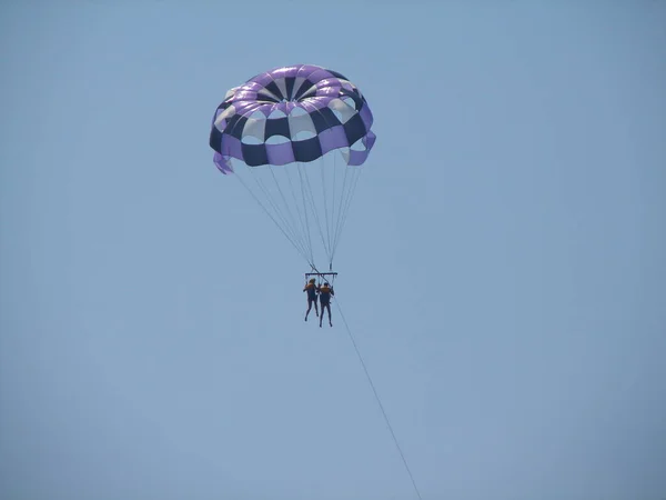 Zábava Parazitující Vodou Pár Mužů Žen Paraglidingu — Stock fotografie