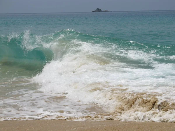 Belos Salpicos Ondas Praia Costa Mar Dia Ensolarado Brilhante — Fotografia de Stock