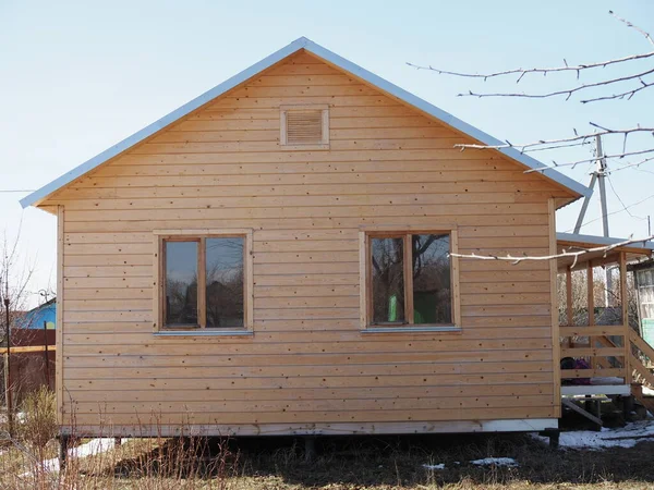 Une nouvelle maison de jardin en construction avec du bois , — Photo