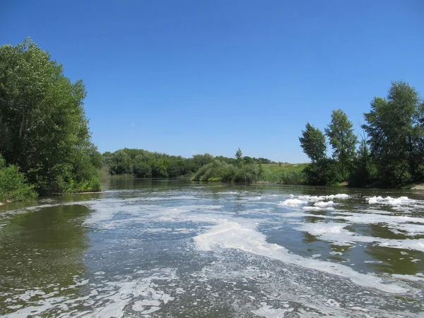 Scarico Rendere Schiuma Sulla Superficie Dell Acqua Sporca — Foto Stock