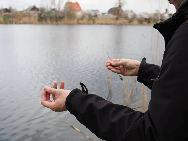 Pescatore Lago Prepara Galleggiante Tira Una Lenza — Foto Stock