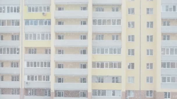 Nevadas Frente Moderno Edificio Apartamentos Ladrillo Vista Desde Ventana — Vídeos de Stock