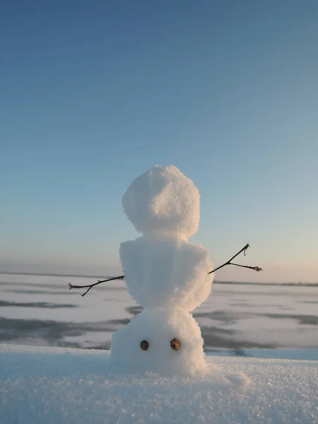 日落时分 小风趣的倒车雪人 — 图库照片