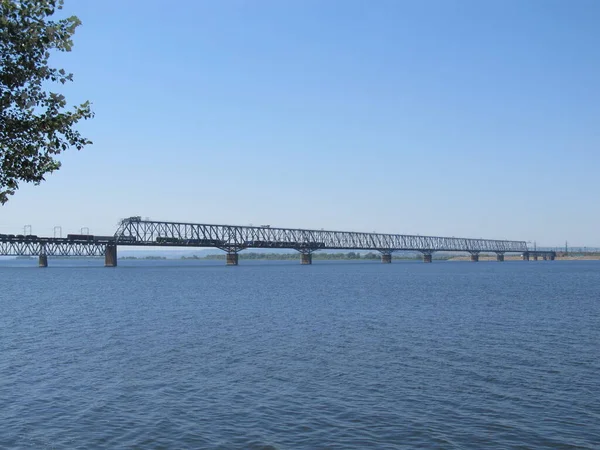 Залізничний Міст Через Річку Сонячний Весняний День — стокове фото