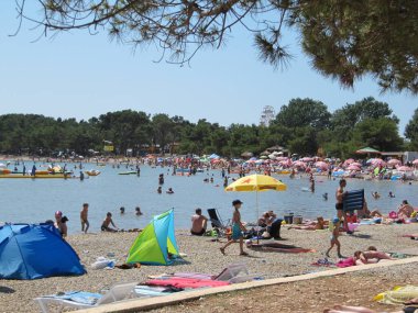Medulin 'in muhteşem bir manzarası olan geniş bir plajı var. Bir plaj sandalyesinde eğlenebilmek paha biçilemez bir şey..