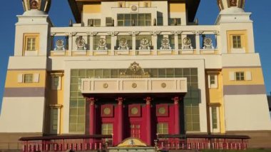 Elista, Kalmykia Cumhuriyeti, Rusya - Haziran 2019: Burkhan Bakshin Altan Sume Buddha Shakyamuni 'nin Altın Alanı, Kalmykia' nın başkentindeki başlıca turistik merkezdir..