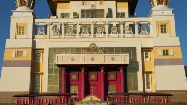 エリスタ カルムイク共和国 ロシア 2019 ブルクハン バクシン アルタン スーム仏像の黄金の住居釈迦はカルムイクの首都の主な観光名所です — ストック動画