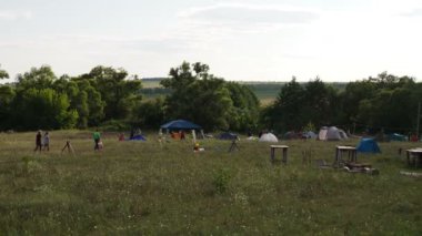 Rusya, Saratov bölgesi - Ağustos 2018: Kamp ve çadır doğa günbatımında. Bazı aileler tatilde ve eko-turizm yapıyorlar..