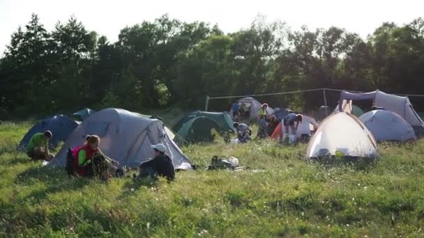 Acampar e tenda na natureza por do sol. várias famílias estão de férias e fazendo ecoturismo. Rússia, região de Saratov - agosto de 2018 — Vídeo de Stock