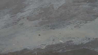 Yağ tabakası suyun yüzeyinde. Yağ film kirliliği. Suyun üzerindeki renkli yağ filmi.