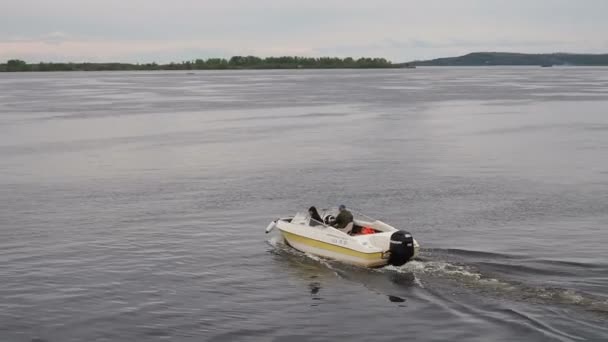 Rusland Saratov Mei 2020 Twee Vissers Een Motorboot Snel Drijvend — Stockvideo