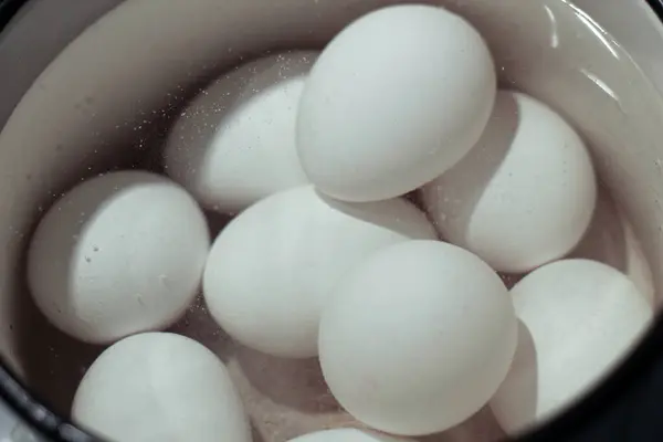 Weiße Eier Werden Ostern Wasser Gekocht — Stockfoto