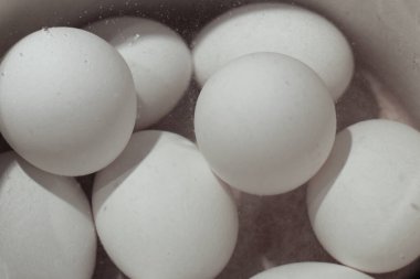 Beyaz yumurtalar Paskalya için suda kaynatılır..