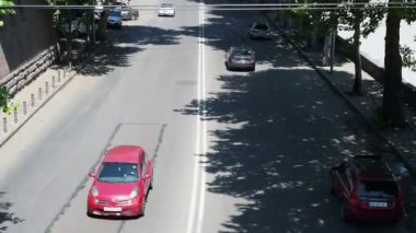 Gürcistan, Tiflis - Haziran 2019: Güneşli bir günde arabalarla yol manzarası.