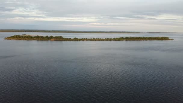 Drone aérien scène de plage au paysage naturel au coucher du soleil. Panorama général, volant le long de la plage de sable et de forêt à la rivière. Une île sauvage déserte au milieu d'une rivière 