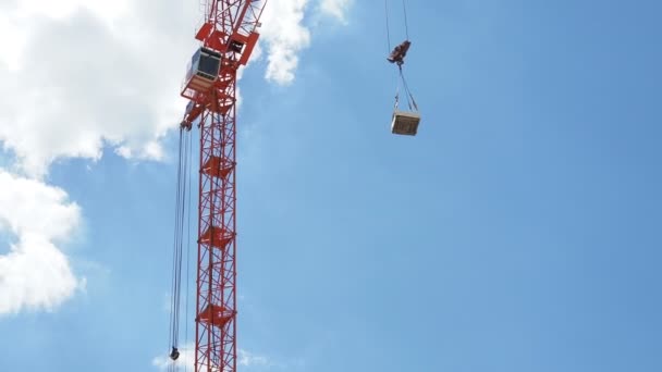 Bouwkranen Verplaatsen Bouwmaterialen Werken Aan Bouw Van Woongebouwen Met Meerdere — Stockvideo