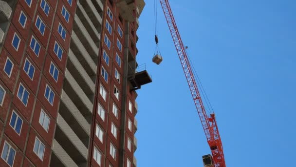 建筑起重机搬运建筑材料 进行多层住宅建筑的施工 — 图库视频影像