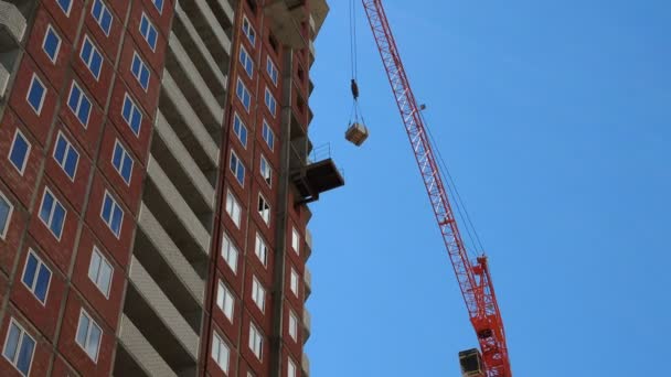 Baukräne Bewegen Baumaterialien Und Arbeiten Bau Mehrstöckiger Wohnhäuser — Stockvideo