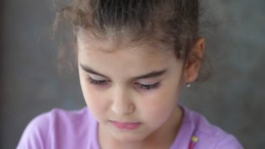 Bir yetişkinin elleri, çocuğun dişine bağlı olan ipi çeker. Bir dişi çıkarmak için başarılı bir denemeydi. Dişi bir iplikle çek. Evdeki dişleri sök. Portre