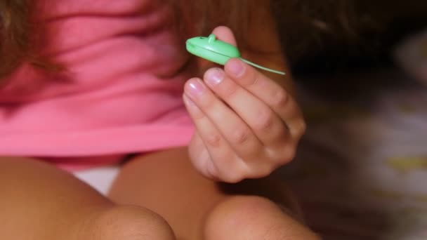 Las manos de la niña pusieron un caso el ratón debajo de la almohada para el hada de los dientes. Chica sentada en la cama y preparándose para dormir. Muestra la caja de dientes a la cámara. De cerca. — Vídeos de Stock