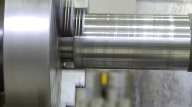 Torna fabrikada metal parçası üretiyor. Torna tezgahının işlenmesi. Metal torna tezgahında. Ağır endüstriyel mekanik ekipmanlar. 4k
