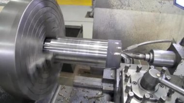 Torna makinesi fabrikada metal parçaları üretir. Torna tezgahındaki boşluğu deliyorum. Metal tornada çalışıyorum. Ağır sanayinin mekanik ekipmanları. 4k