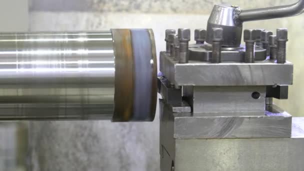 Tokarka produkuje metalową część w fabryce. Cutter odsuwa się od roli. Obróbka tokarki metalu. Ciężki przemysłowy sprzęt mechaniczny. Zamknij drzwi. 4K — Wideo stockowe