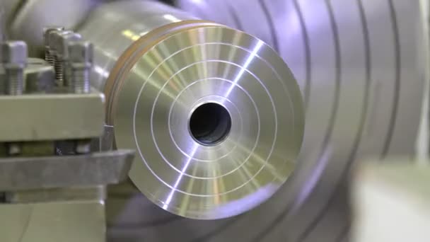 De draaibank produceert het metalen onderdeel in de fabriek. Verwerking van het werkstuk op een draaibank. Metalen draaibank. Zware industrie mechanische apparatuur. Sluit maar af. 4K — Stockvideo