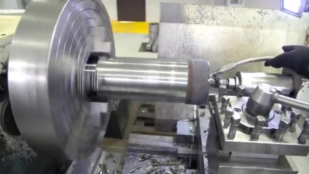 La máquina de torno produce detalles metálicos en fábrica. Perforando el espacio en blanco en el torno. Torno de trabajo en metal. Equipos mecánicos de la industria pesada. 4k — Vídeo de stock