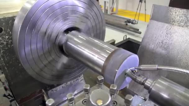 旋盤機械は工場で金属の詳細を生成します。旋盤でブランクを掘削します。金属の旋盤加工。重工業の機械装置。4k — ストック動画