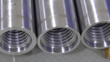 Metal parçalar üretimden sonra depoda. İç sınırlandırılmış bağlantı.