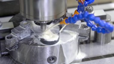 CNC değirmen makinesi çalışıyor. Metal parçalarının üretimi. Yakın plan.
